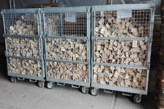 Nabízíme dřevěné klíny různých rozměrů dle specifikace zákazníka. Dřevěné klíny se používají ke stabilizaci kulatých výrobků, které se dávají na palety jako např: velké role papíru, betonové roury, folie apod.